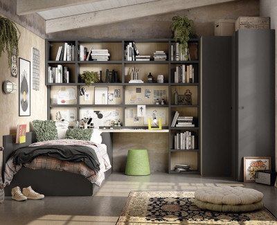 Chambre avec lit gigogne relevable, bureau avec étagères et armoire d'angle