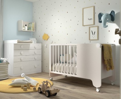 Chambre bébé avec lit, commode et armoire