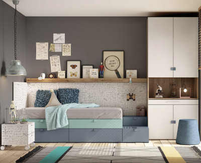 Chambre avec lit compact avec tiroirs et escalier, et armoire avec bureau extractible