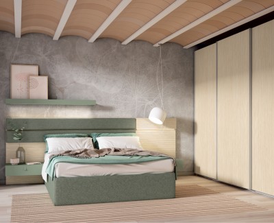 Chambre avec lit double avec coffre, tête de lit tapissée, tables de chevet, armoire à portes coulissantes et commode 