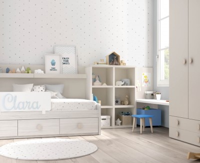 Chambre d'enfant avec lit compact, bureau, armoire et étagère