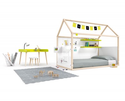 Chambre pour enfant composée d'un lit maison fermé avec étagères