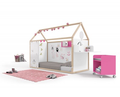 Chambre pour enfant composée d'un lit maison fermé avec un bureau et des étagères 