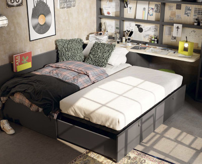 Chambre avec lit gigogne relevable, bureau avec étagères et armoire d'angle