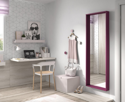 Chambre avec lit escamotable (ouverture avec assistant vocal) avec armoire et bureau avec étagères