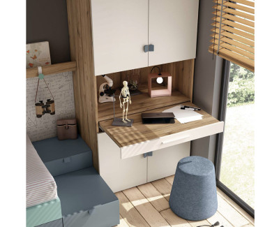 Chambre avec lit compact avec tiroirs et escalier, et armoire avec bureau extractible