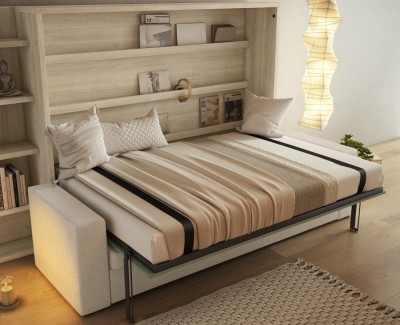 Chambre avec lit escamotable avec canapé, étagères, commode et bureau
