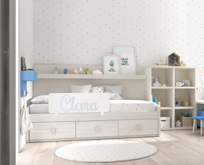 Chambre d'enfant avec lit compact, bureau, armoire et étagère