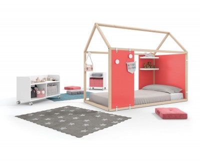 Chambre enfant composée d'un lit maison fermé avec étagères 