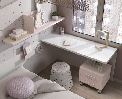 Chambre avec lit simple, bureau avec caisson à roulettes, armoire, et meuble à étagères