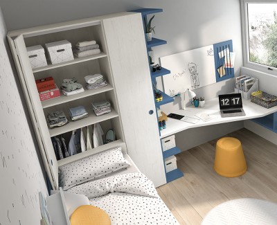 Chambre enfant avec lit gigogne et tiroirs, armoires à portes battantes et bureau avec étagères