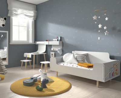 Lit bébé convertible en lit enfant avec étagère porte-revues integrée