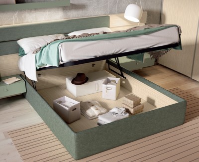 Lit double tapissée avec coffre, tête de lit, tables de chevet et commode